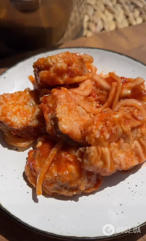 Соковитий маринований хек в томатному соусі: як приготувати