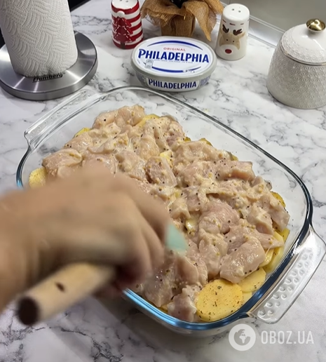 Смачна запечена картопля по-новому: додайте куряче філе та цілі гриби