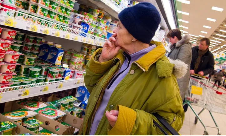 Переходять на бутерброди з маргарином, а свинину замінюють яйцями: як війна Путіна позначилася на гаманцях росіян