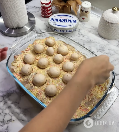 Смачна запечена картопля по-новому: додайте куряче філе та цілі гриби