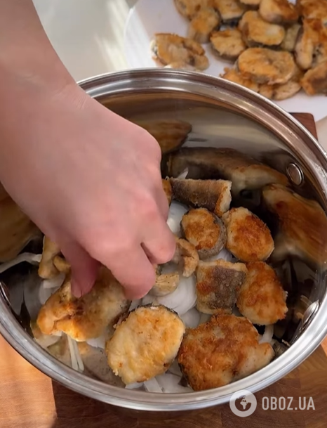 Соковитий маринований хек в томатному соусі: як приготувати