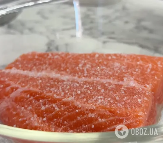 Як смачно засолити червону рибу для бутербродів: найпростіший і найшвидший рецепт