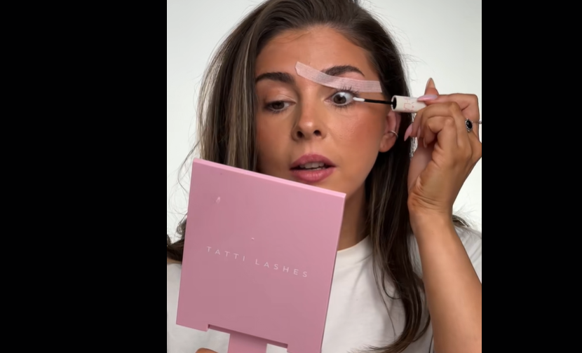 Как быстро и красиво клеить накладные ресницы: революционный лайфхак