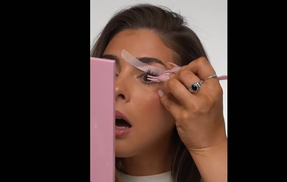 Как быстро и красиво клеить накладные ресницы: революционный лайфхак