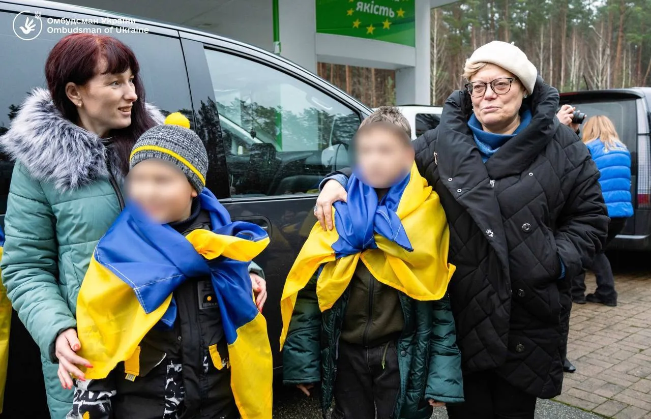 В Україну повернули з Росії та окупації ще 7 дітей: посприяла Меланія Трамп. Фото і відео