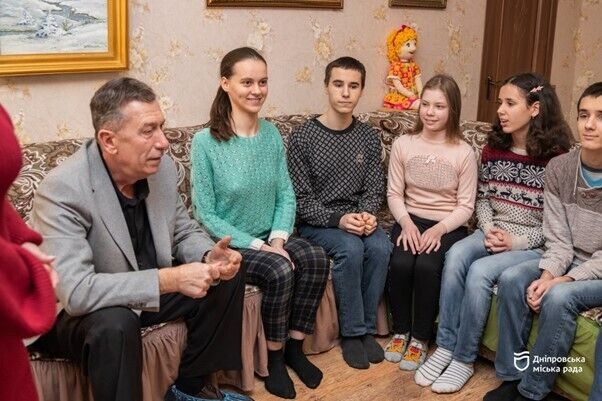 Тепло, подарки и забота: в Днепре с Днем святого Николая поздравили сирот и детей, лишенных родительской опеки