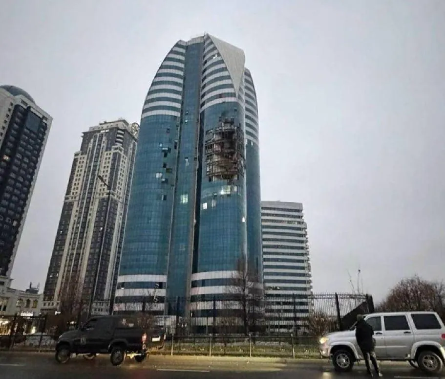 У Чечні дрон влучив у хмарочос за 800 метрів від резиденції Кадирова: спливли подробиці. Фото і відео