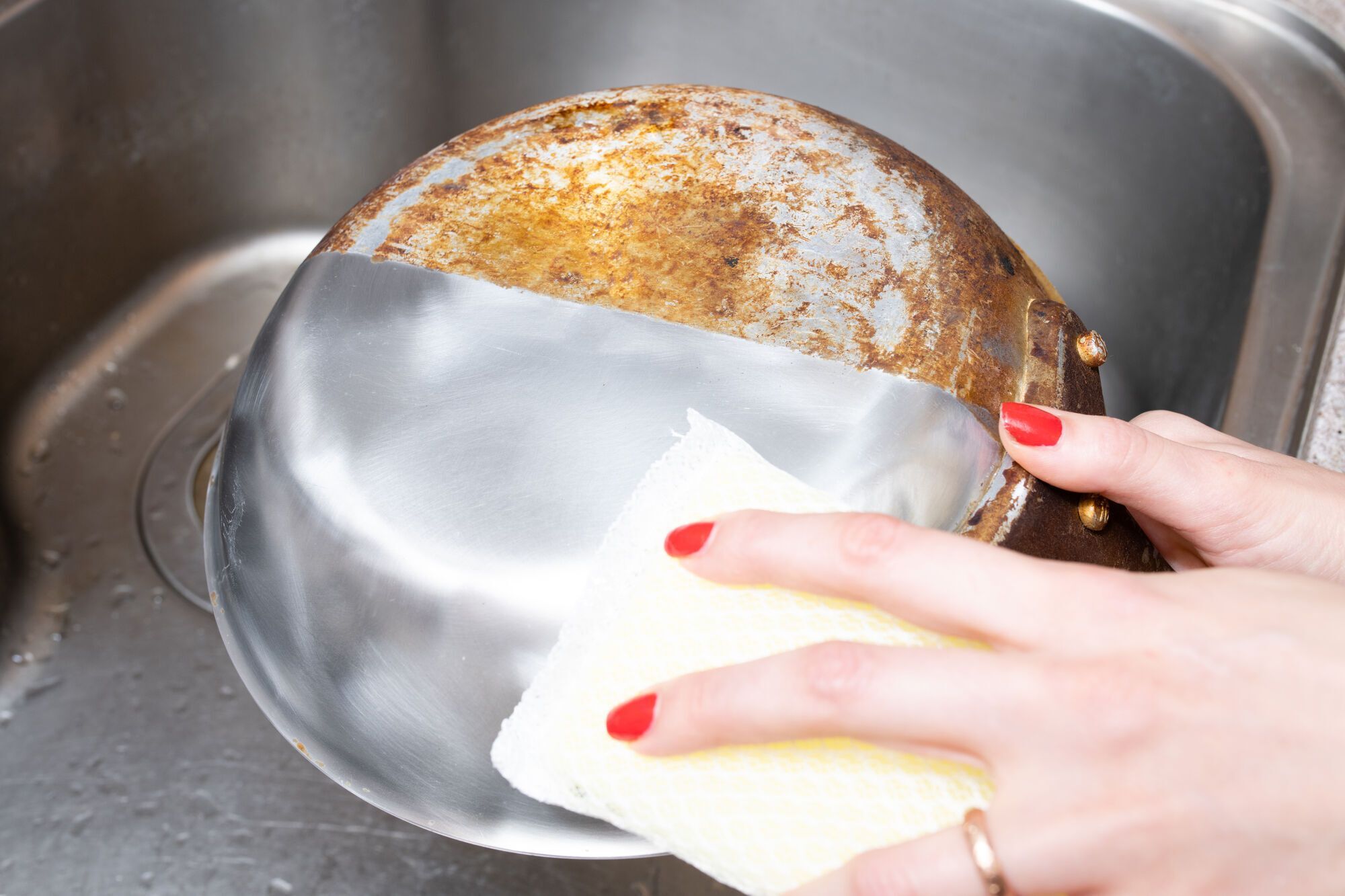 Чим можна ідеально відмити каструлю від нагару: покроковий спосіб