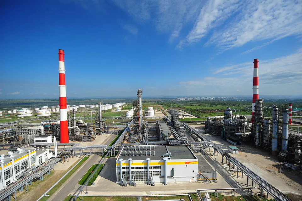 Дроны атаковали НПЗ в Сызрани, произошел пожар: зарево было видно издалека. Фото и видео