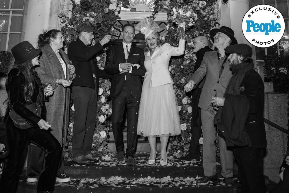 В платье до колен и жакете: звезда сериала "Секс в большом городе" вышла замуж в 69 лет за гораздо более молодого возлюбленного. Фото