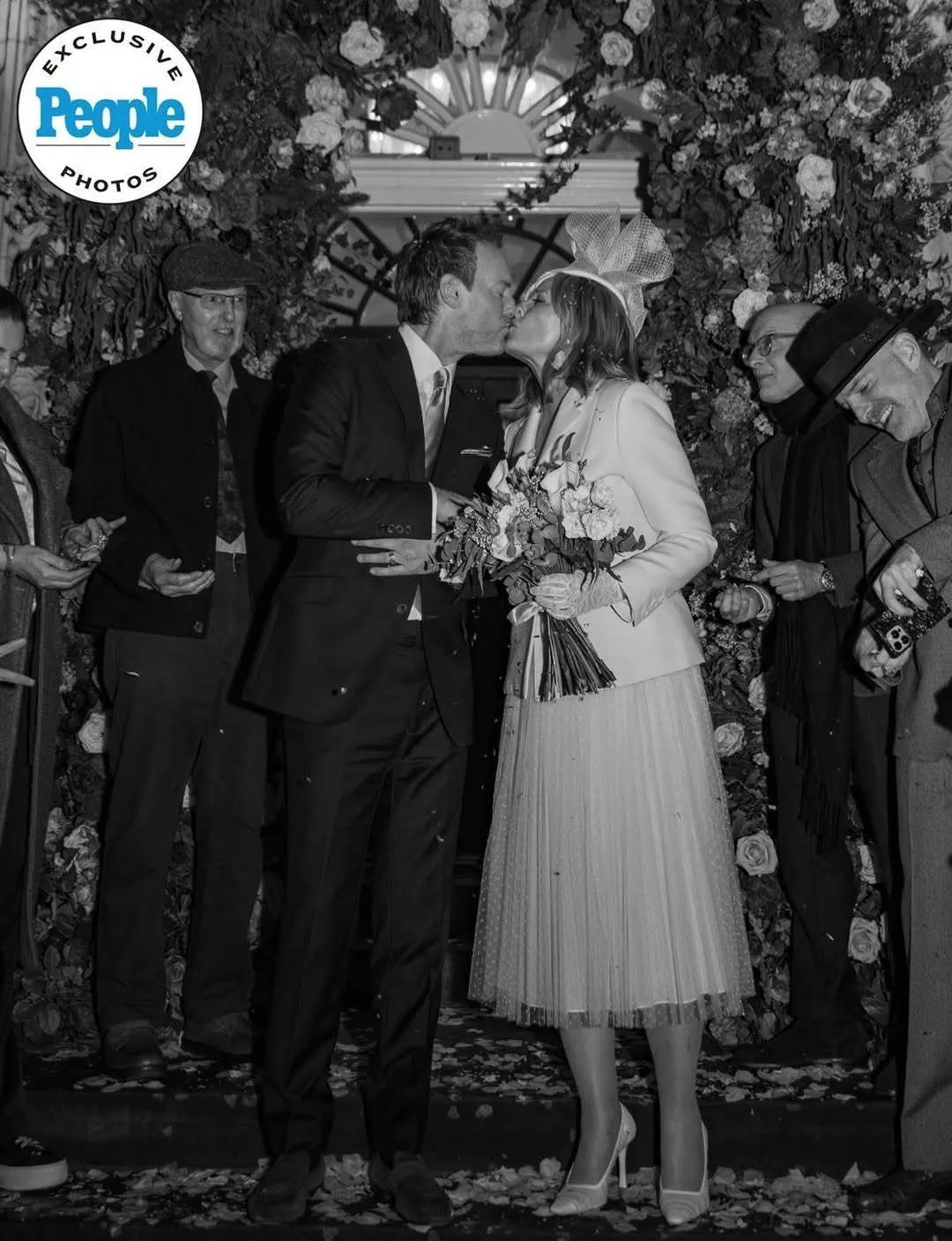 В платье до колен и жакете: звезда сериала "Секс в большом городе" вышла замуж в 69 лет за гораздо более молодого возлюбленного. Фото