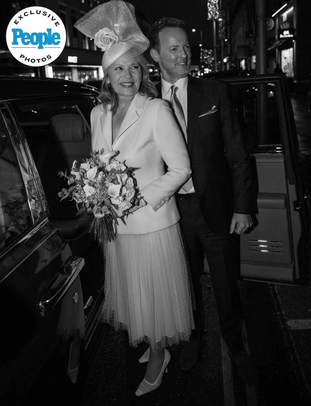 В платье до колен и жакете: звезда сериала "Секс в большом городе" вышла замуж в 69 лет за гораздо более молодого возлюбленного. Фото