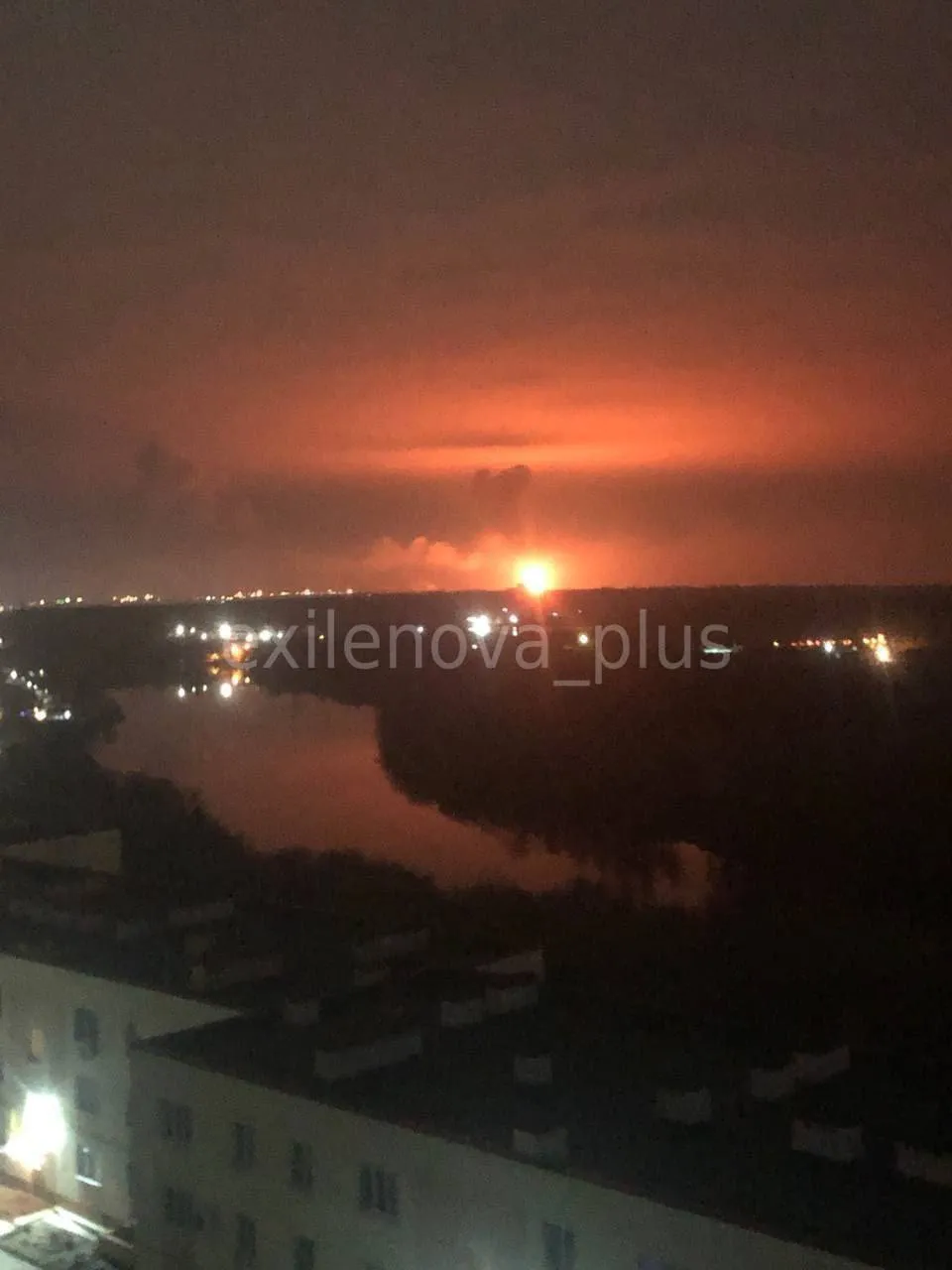 Дроны атаковали НПЗ в Сызрани, произошел пожар: зарево было видно издалека. Фото и видео