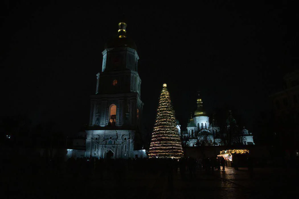 Вдохновленная фресками Софии Киевской: главную елку страны зажгли в Киеве. Фото