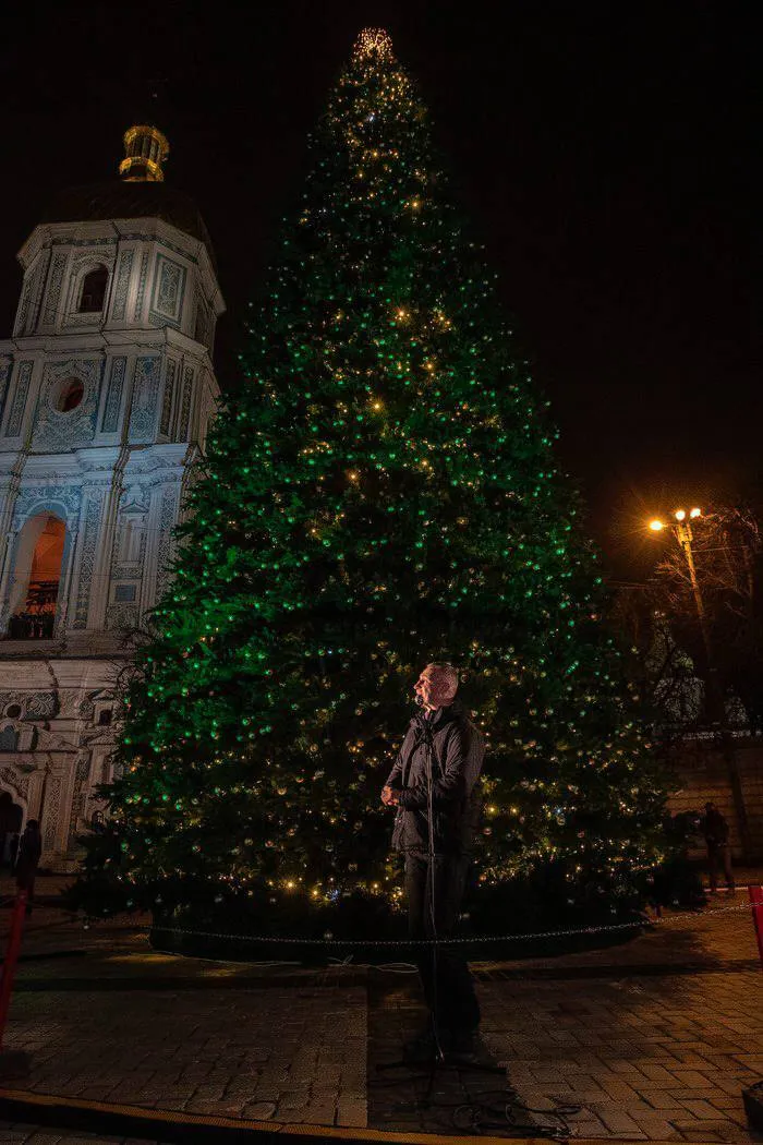 Вдохновленная фресками Софии Киевской: главную елку страны зажгли в Киеве. Фото