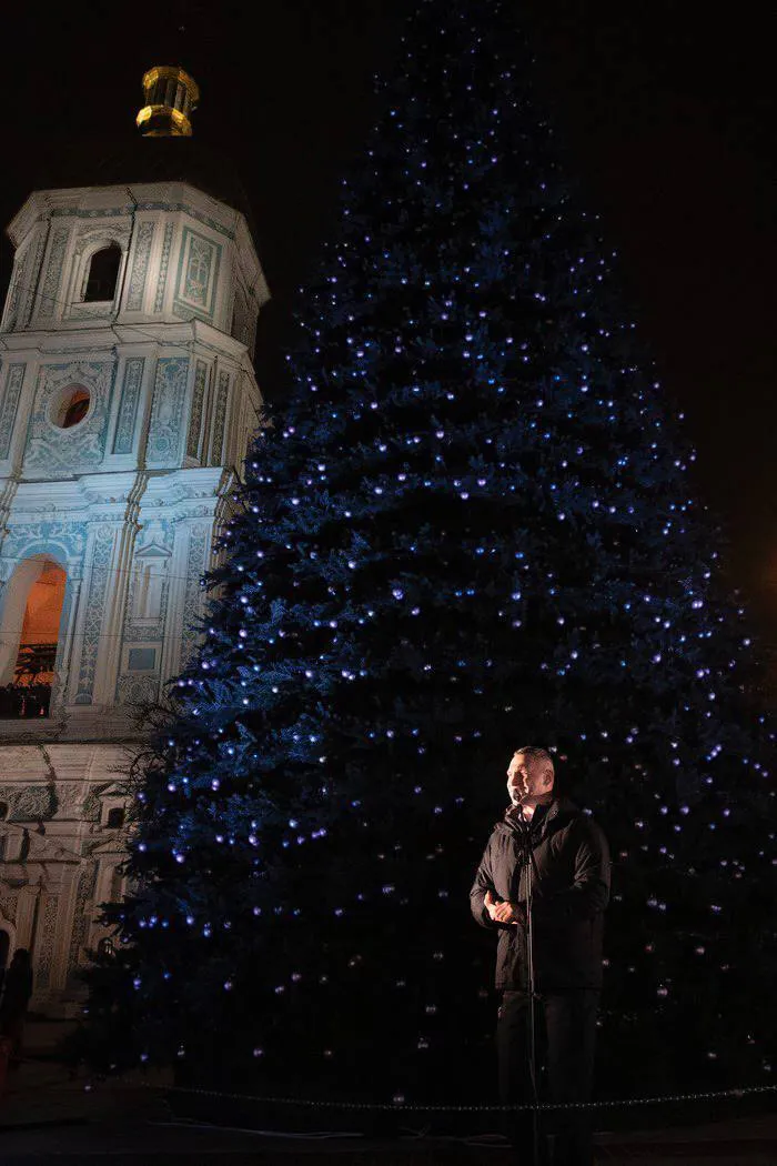 Вдохновленная фресками Софии Киевской: главную елку страны зажгли в Киеве. Фото