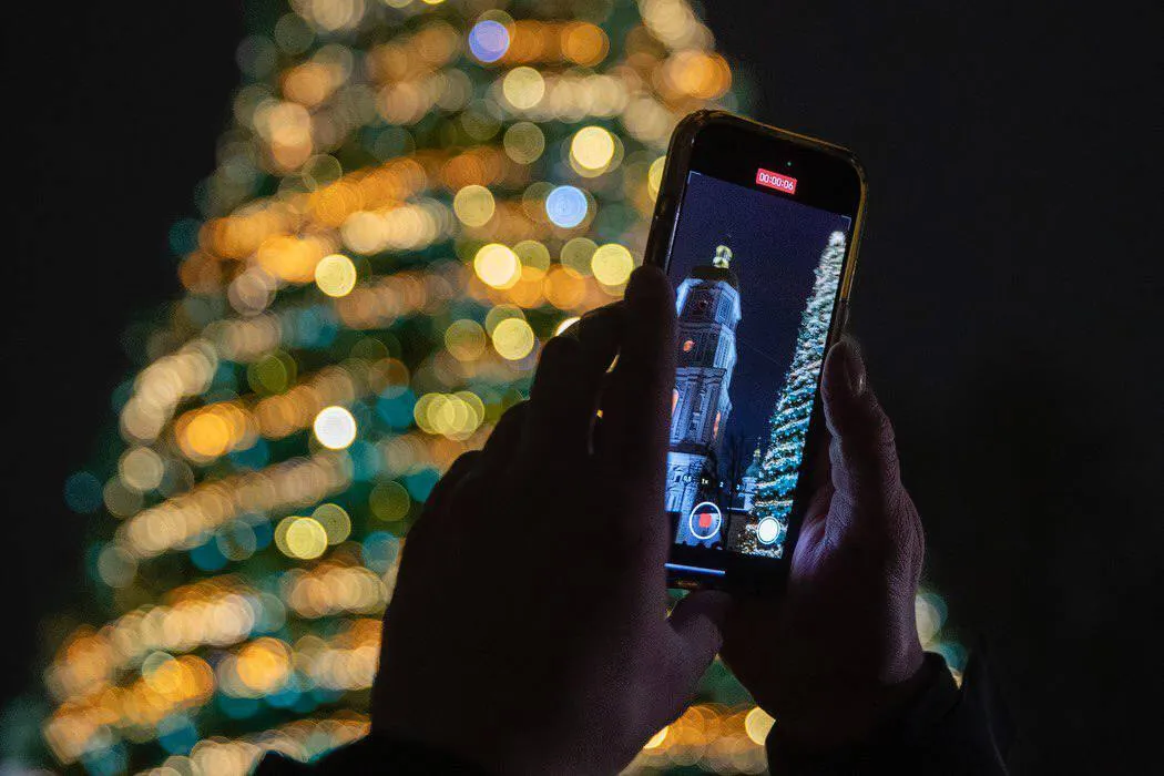 Вдохновленная фресками Софии Киевской: главную елку страны зажгли в Киеве. Фото