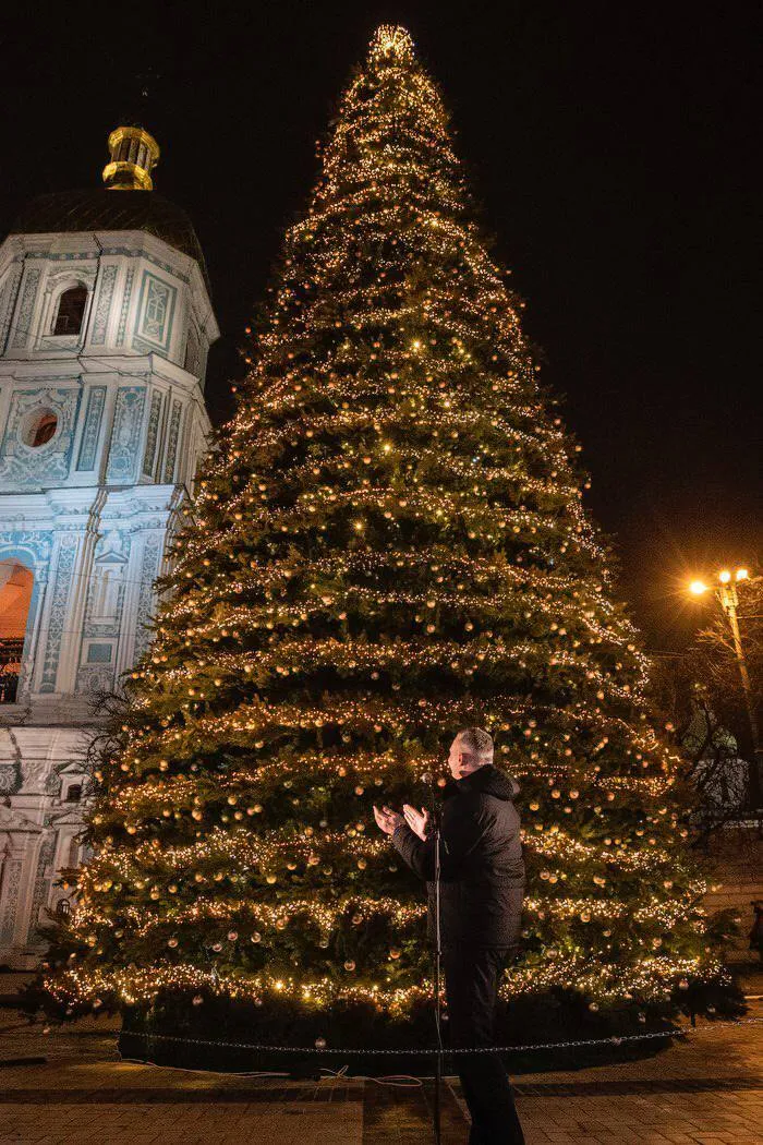Вдохновленная фресками Софии Киевской: главную елку страны зажгли в Киеве. Фото