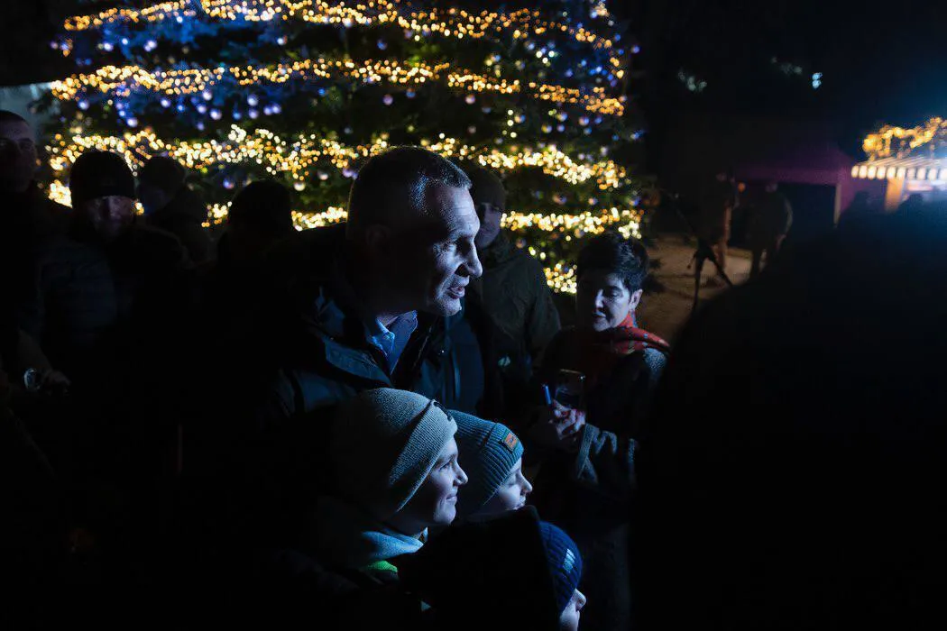 Вдохновленная фресками Софии Киевской: главную елку страны зажгли в Киеве. Фото