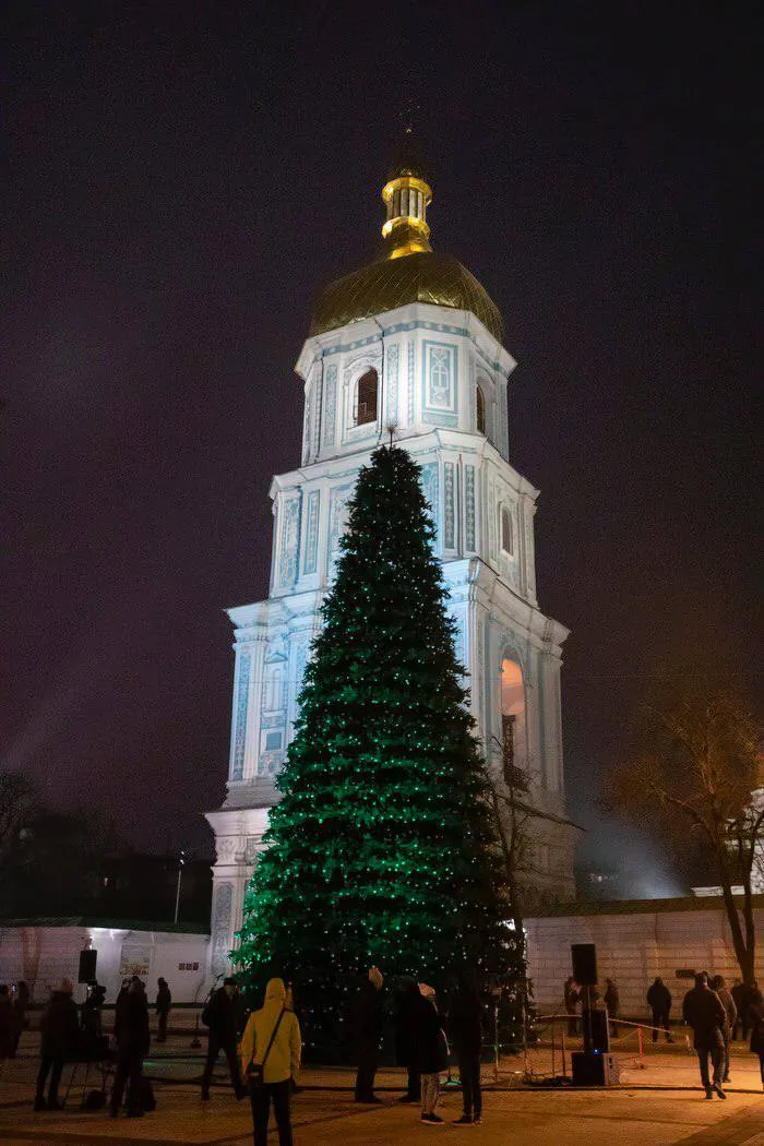 Вдохновленная фресками Софии Киевской: главную елку страны зажгли в Киеве. Фото
