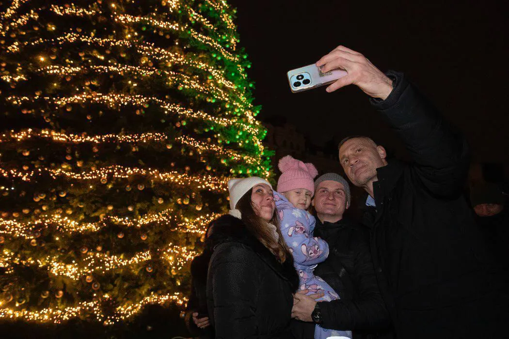 Вдохновленная фресками Софии Киевской: главную елку страны зажгли в Киеве. Фото