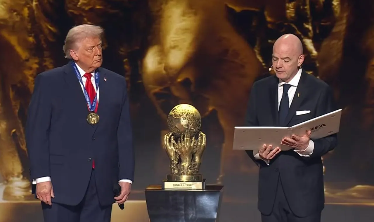 Трамп получил первую в истории премию мира от FIFA: что это за приз. Фото и видео