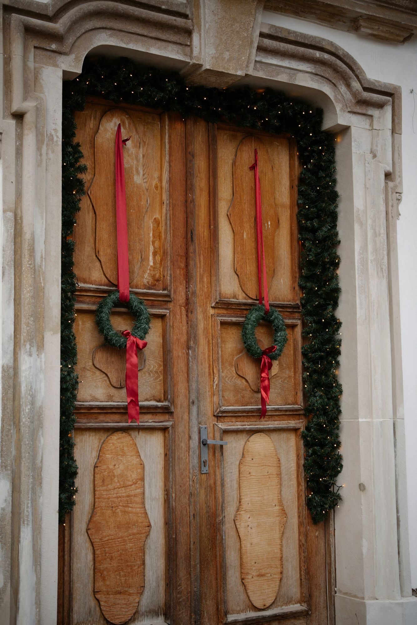 Как украсить двери на Новый год: 7 идей, которые зажгут праздник