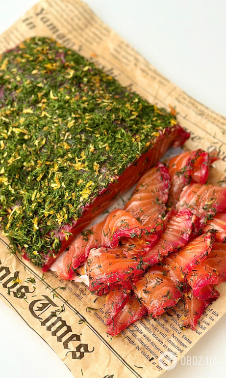 Как вкусно засолить красную рыбу на бутерброды: стоит добавить не только соль