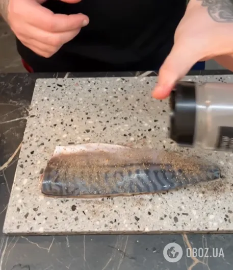 Як смачно запекти скумбрію на вечерю: рецепт нашвидкуруч