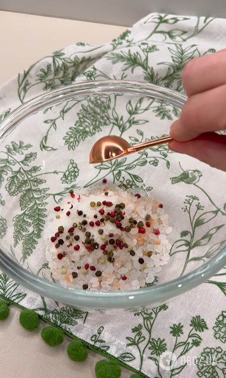 Как вкусно засолить красную рыбу на бутерброды: стоит добавить не только соль