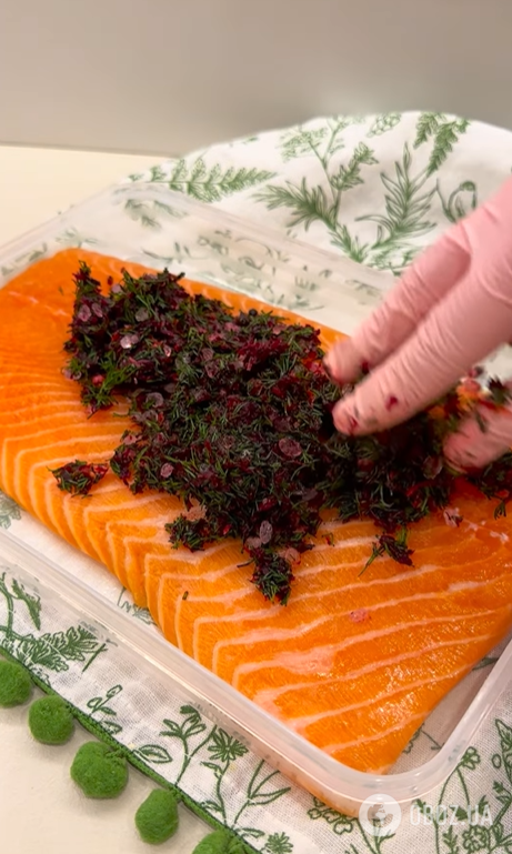 Как вкусно засолить красную рыбу на бутерброды: стоит добавить не только соль