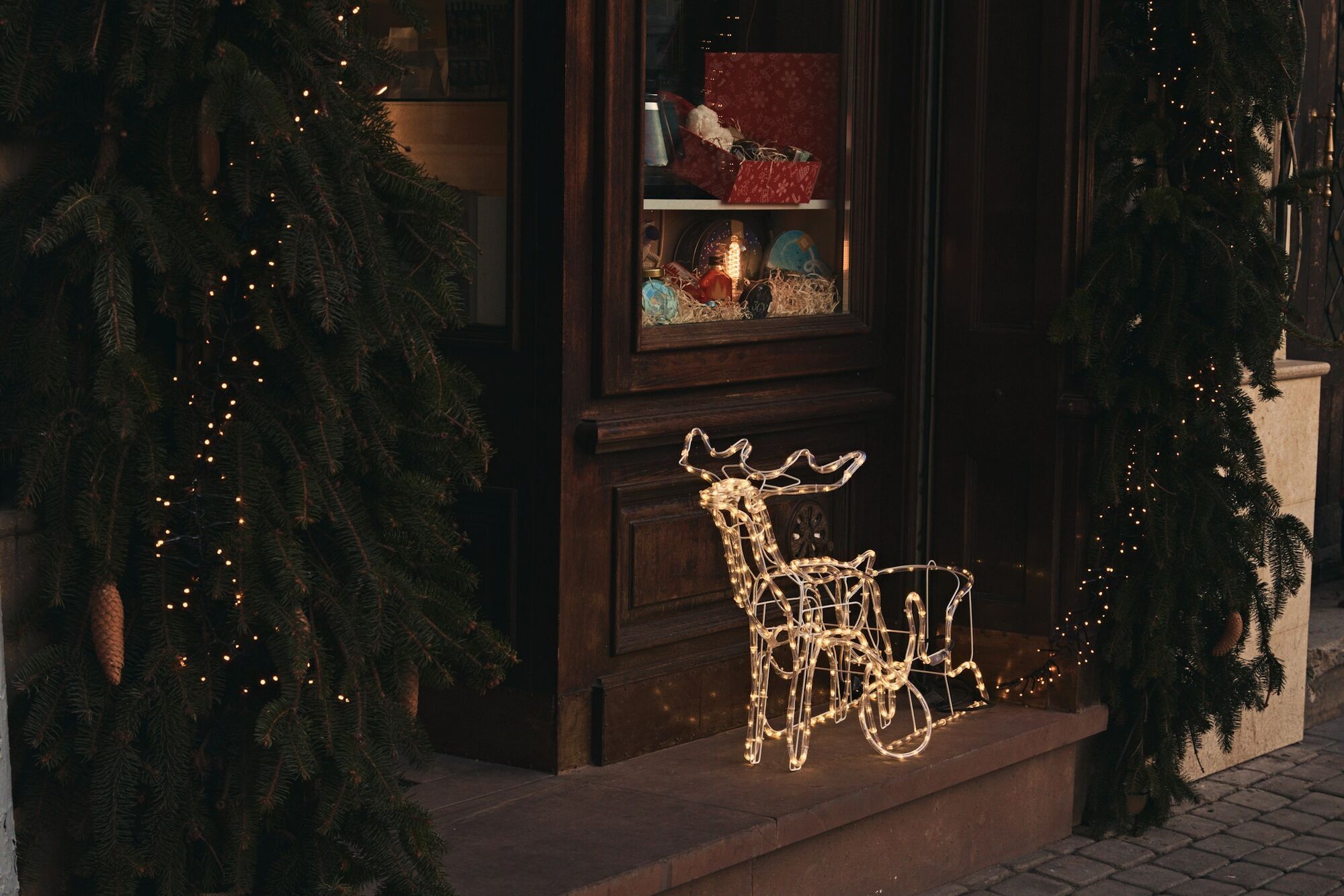 Как украсить двери на Новый год: 7 идей, которые зажгут праздник