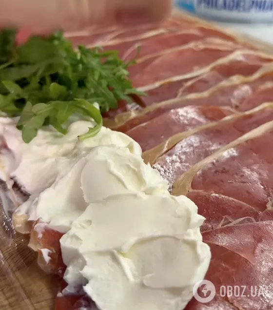 Закуска из хамона и хурмы для новогоднего стола: самый легкий рецепт вкусного блюда