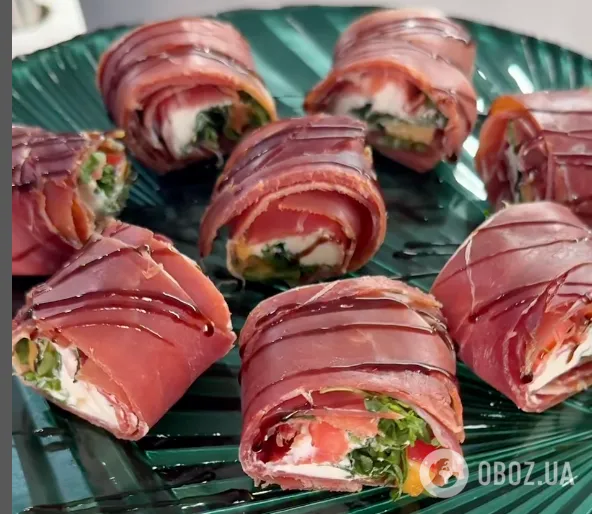 Закуска из хамона и хурмы для новогоднего стола: самый легкий рецепт вкусного блюда
