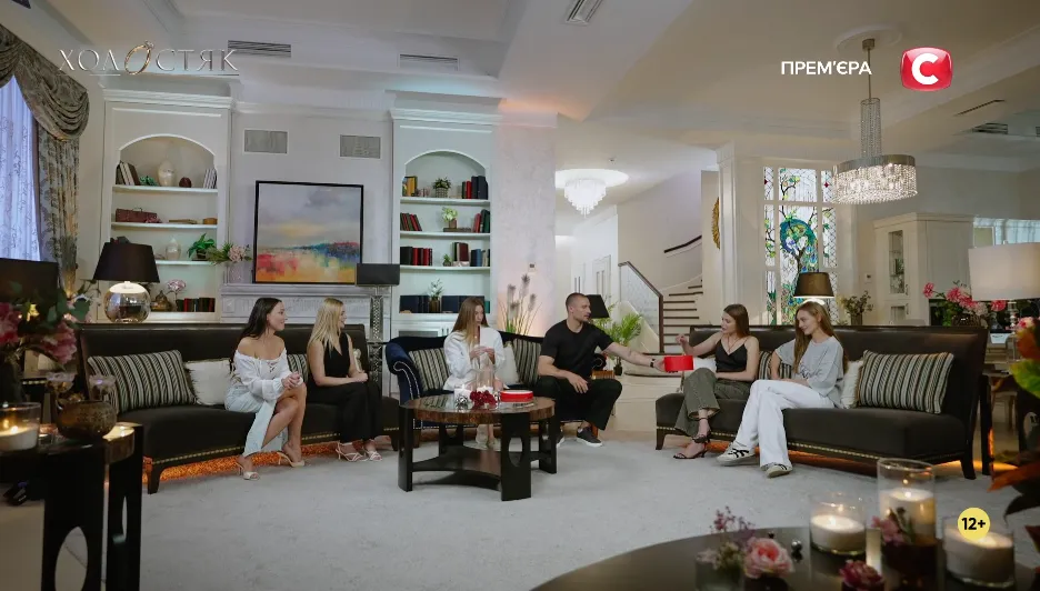 Страстные поцелуи, ссоры и вылет сразу двух девушек: как проходит восьмой выпуск "Холостяка 14", посвященный языкам любви. Фото