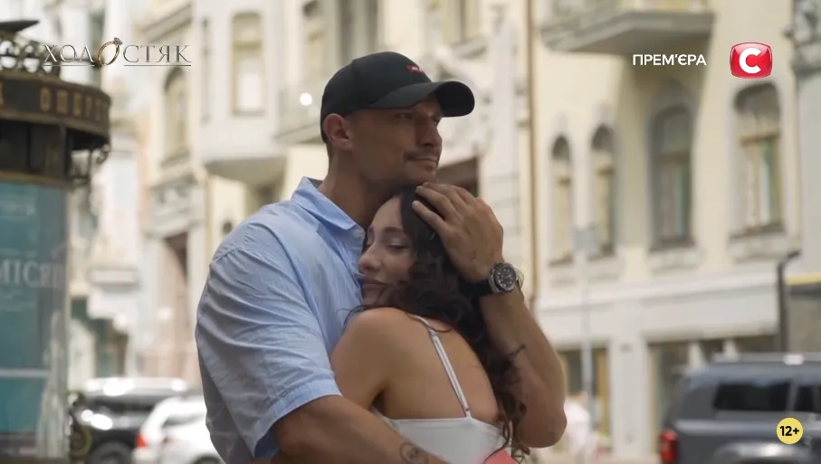 Страстные поцелуи, ссоры и вылет сразу двух девушек: как проходит восьмой выпуск "Холостяка 14", посвященный языкам любви. Фото