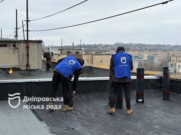 Замінюють вікна, покрівлі та ліфти: Дніпро відновлює будинки ОСББ та ЖБК після обстрілів