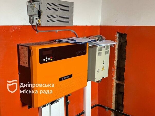 Замінюють вікна, покрівлі та ліфти: Дніпро відновлює будинки ОСББ та ЖБК після обстрілів