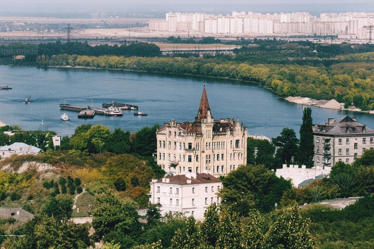 Андріївський узвіз, розлив Дніпра та молоді масиви Троєщини: унікальне фото Києва кінця 1980-х років