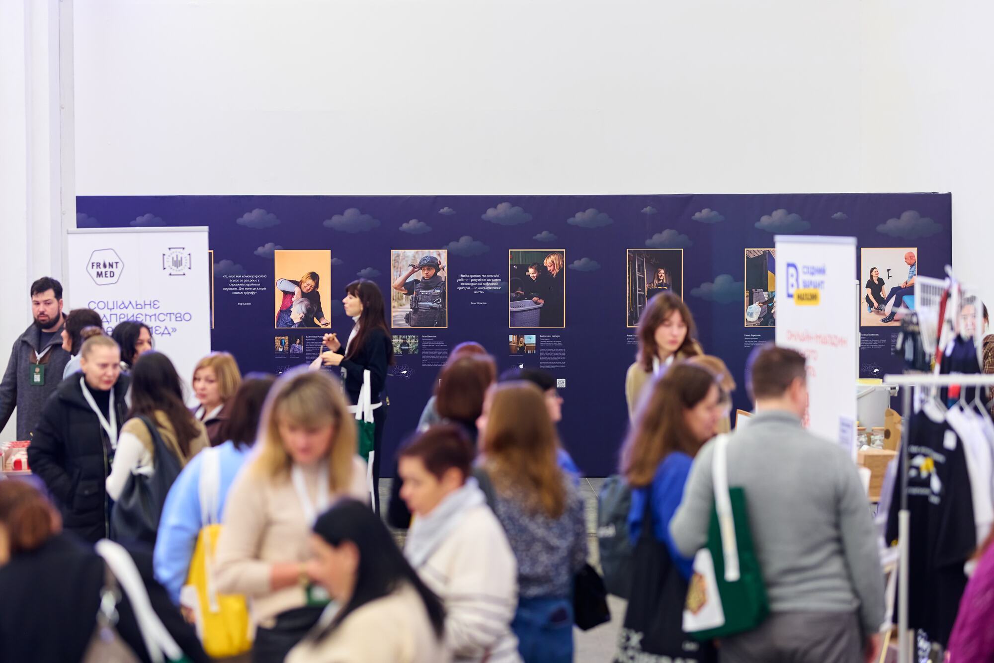 "Свет не угасает": в Киеве презентовали фотовыставку о восстановлении громад, которая уже впечатлила Европарламент