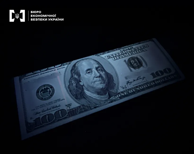 Який вигляд мають фальшиві 100 доларів