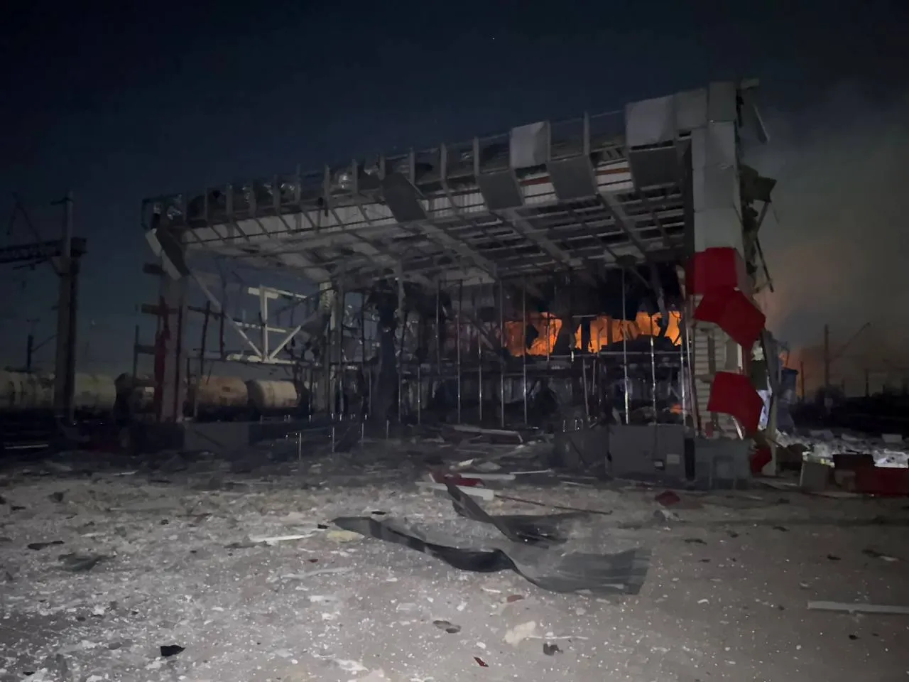 Росія прицільно атакувала Фастів на Київщині: уражено вокзал, залізничний рух тимчасово зупинено. Фото та відео