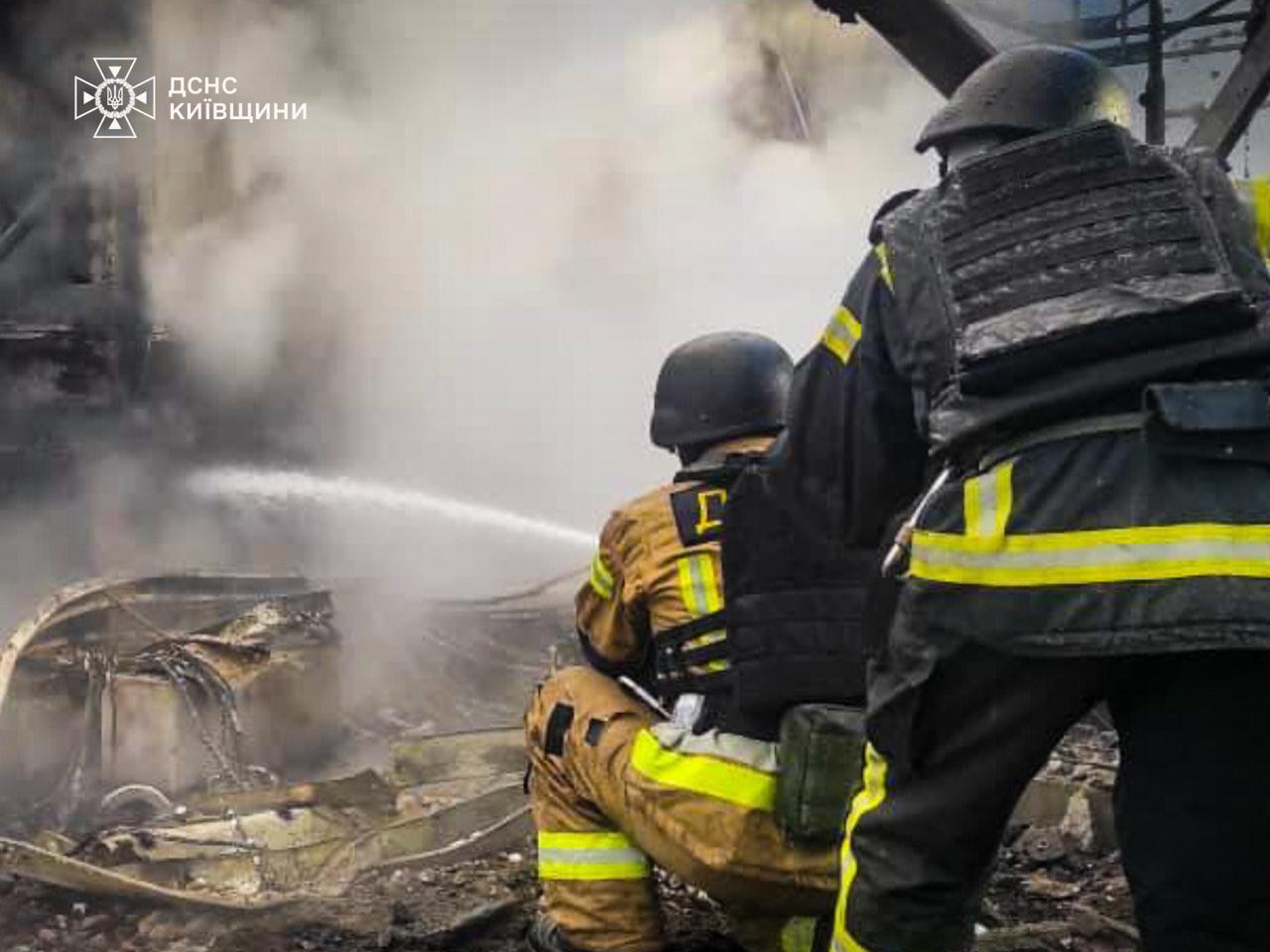 Россия атаковала Киевскую область дронами и ракетами: ранены три человека. Фото и видео