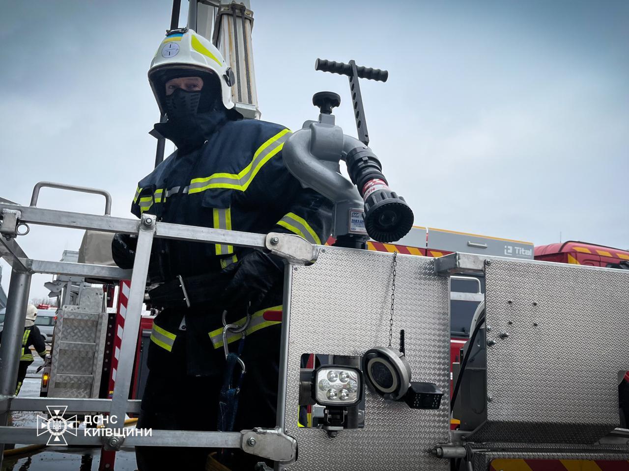 Россия атаковала Киевскую область дронами и ракетами: ранены три человека. Фото и видео