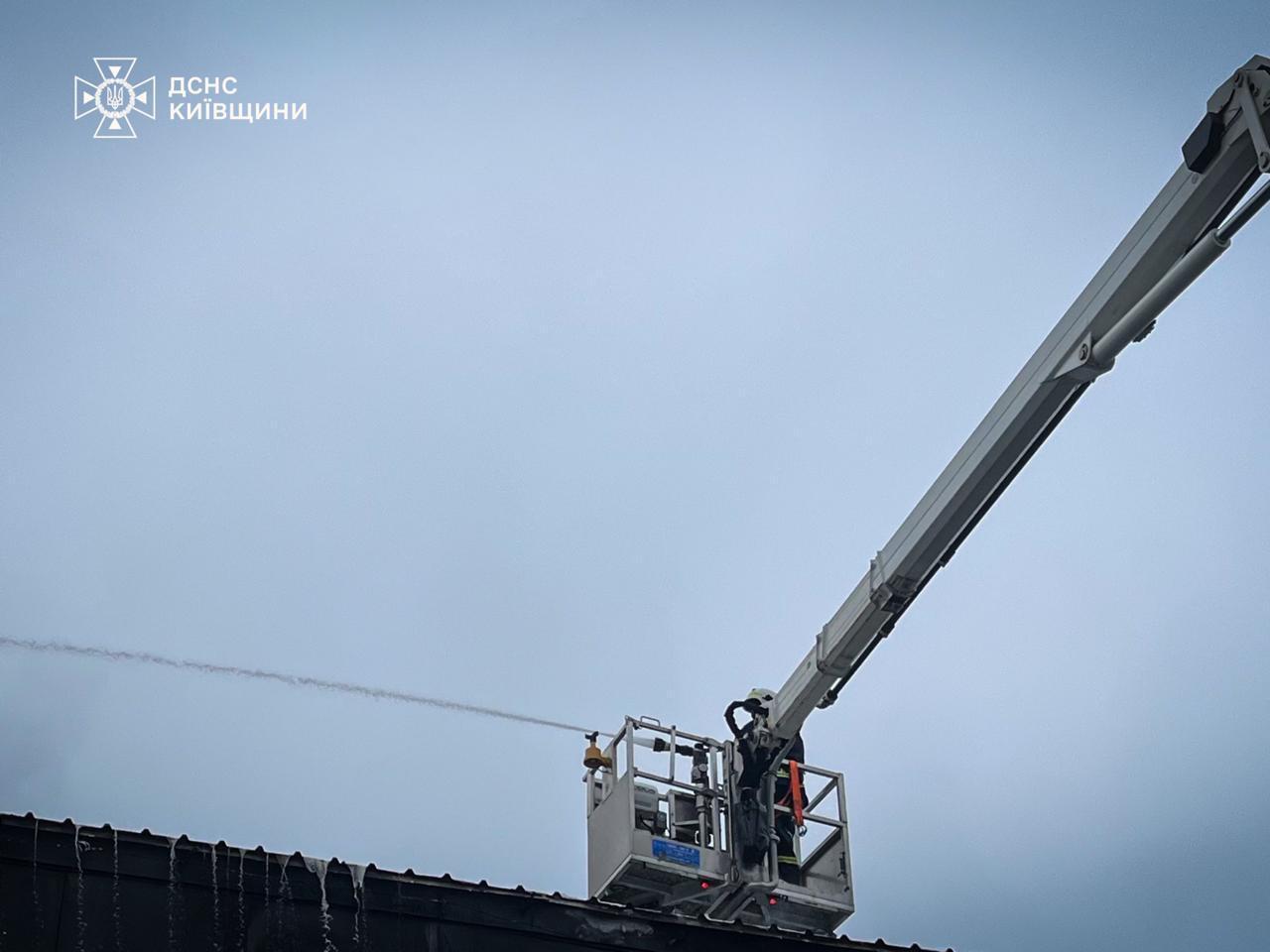 Россия атаковала Киевскую область дронами и ракетами: ранены три человека. Фото и видео