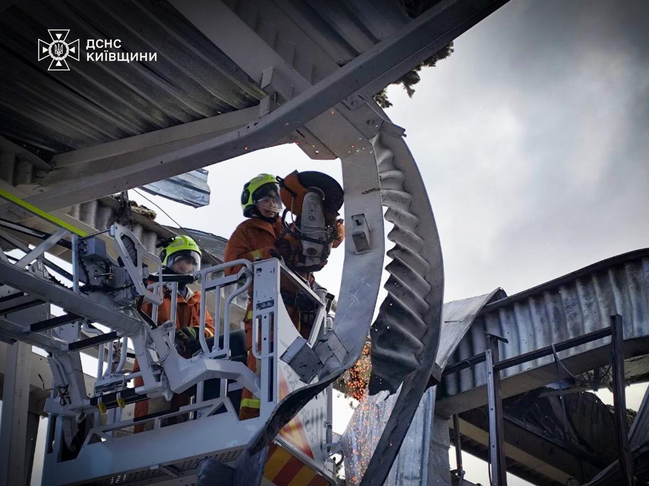 Россия атаковала Киевскую область дронами и ракетами: ранены три человека. Фото и видео