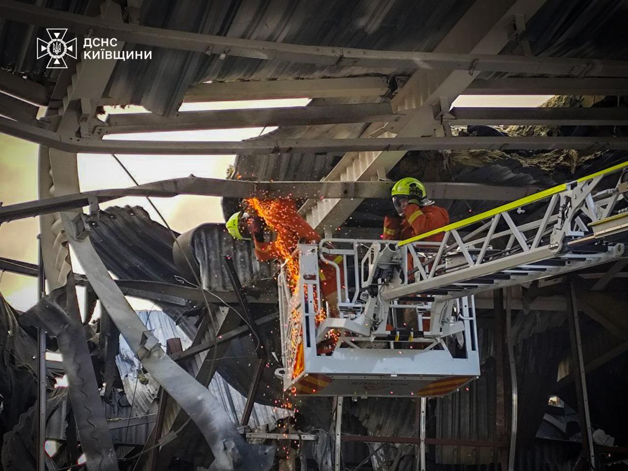 Россия атаковала Киевскую область дронами и ракетами: ранены три человека. Фото и видео