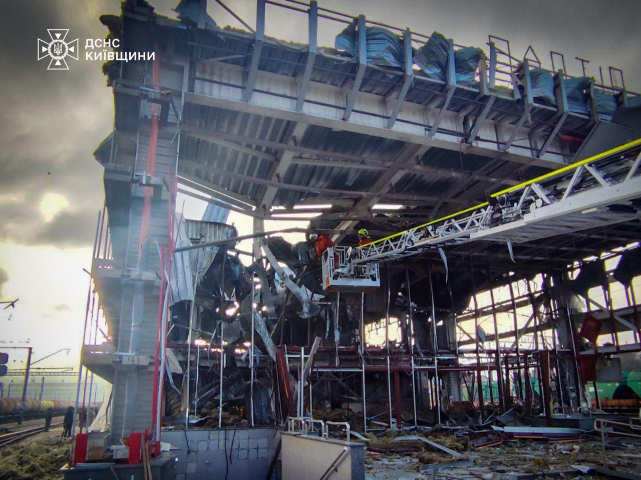 Россия атаковала Киевскую область дронами и ракетами: ранены три человека. Фото и видео