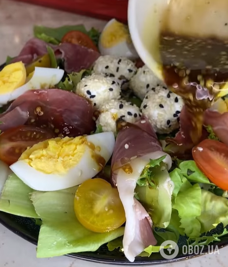 Вишуканий салат з хамоном та сирними кульками для святкового столу: як приготувати