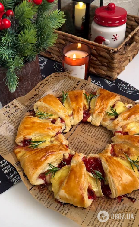 Різдвяний віночок з листкового тіста: додайте всередину сир брі та соус із журавлини